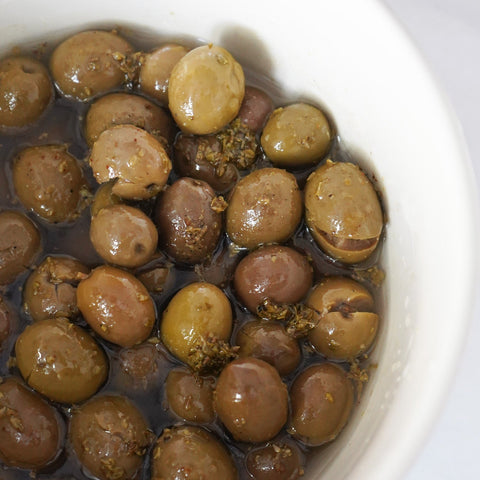 Cuenco blanco con aceitunas ecológicas pícaras