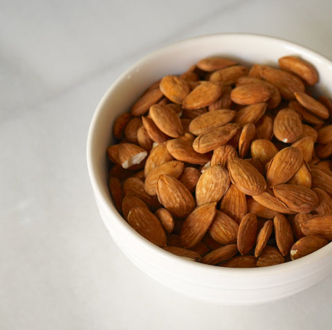 Cuenco con almendras ecológicas