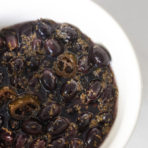 Cuenco blanco con aceitunas negra picantes ecológicas