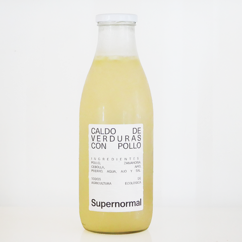 Botella de cristal de un litro con caldo de pollo