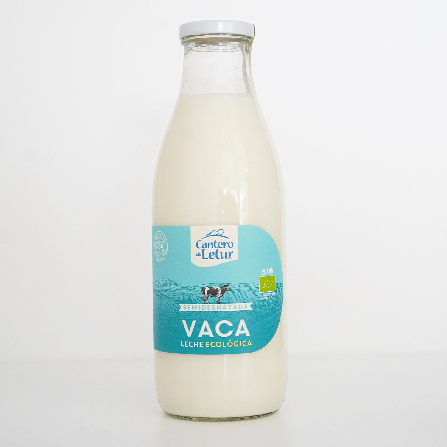 Botella de cristal de un litro de leche fresca semidesnatada ecológica