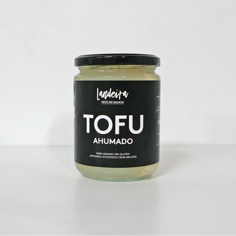 Tarro de cristal con tofu ahumado ecológico