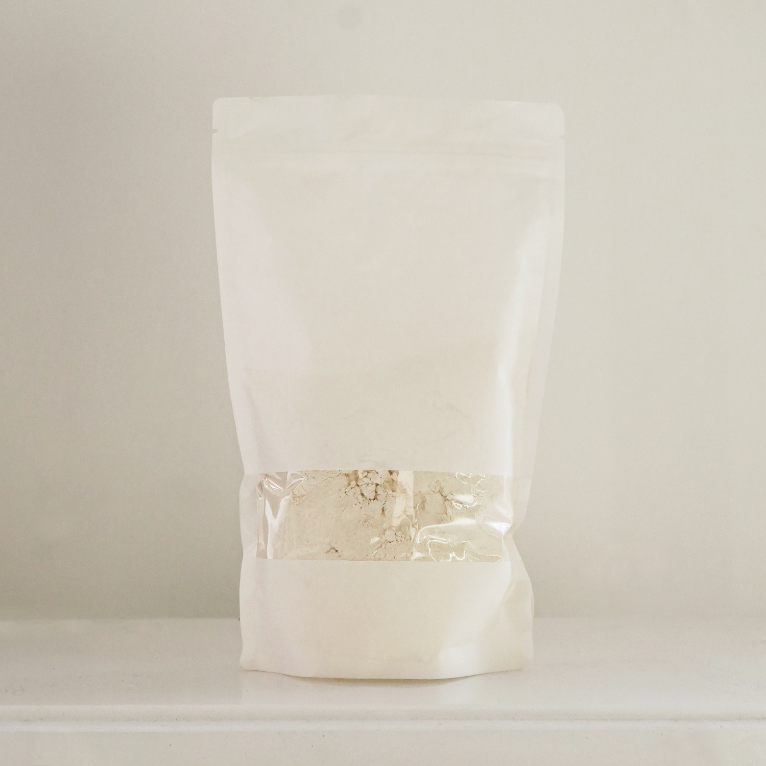 Bolsa de papel blanca con harina de trigo ecológica