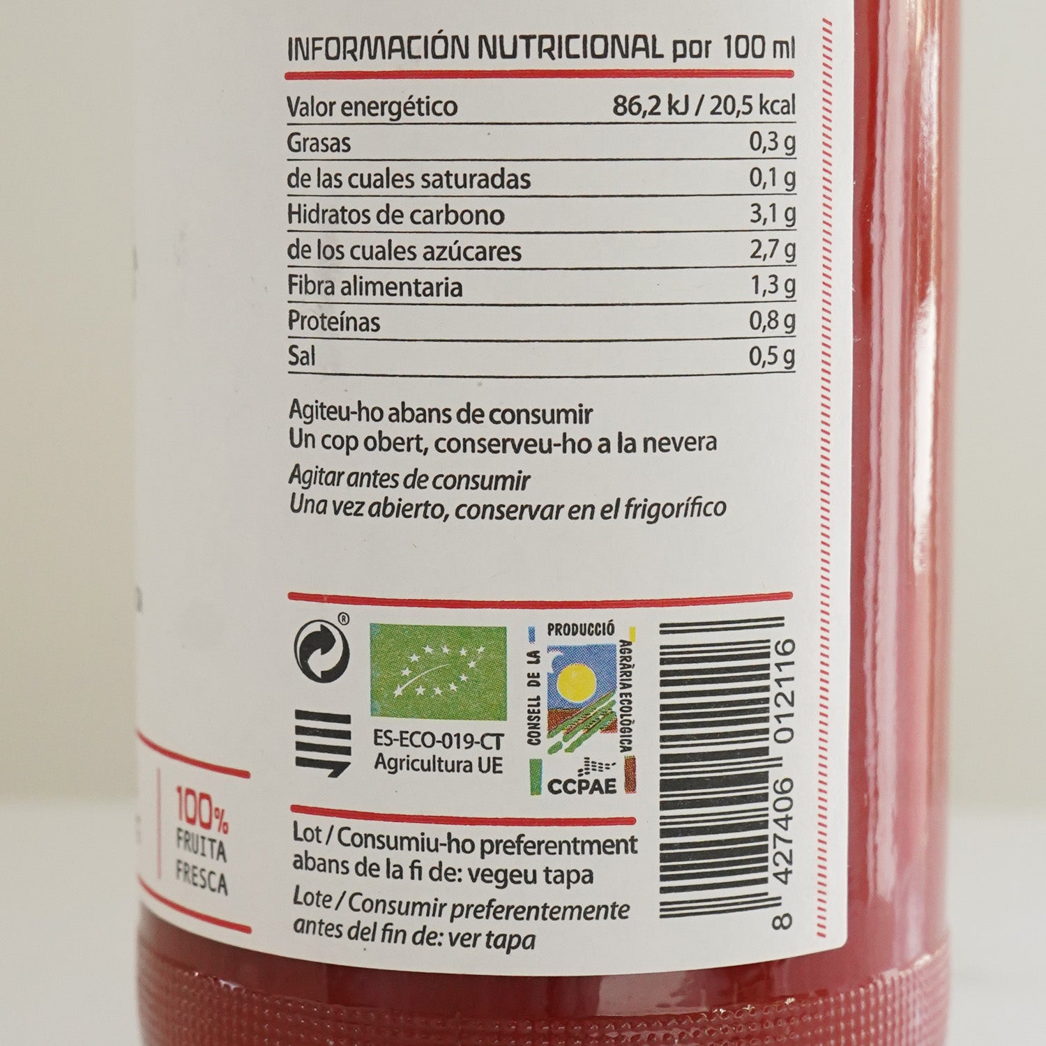 Detalle de la etiqueta de información nutricional del zumo de tomate ecológico