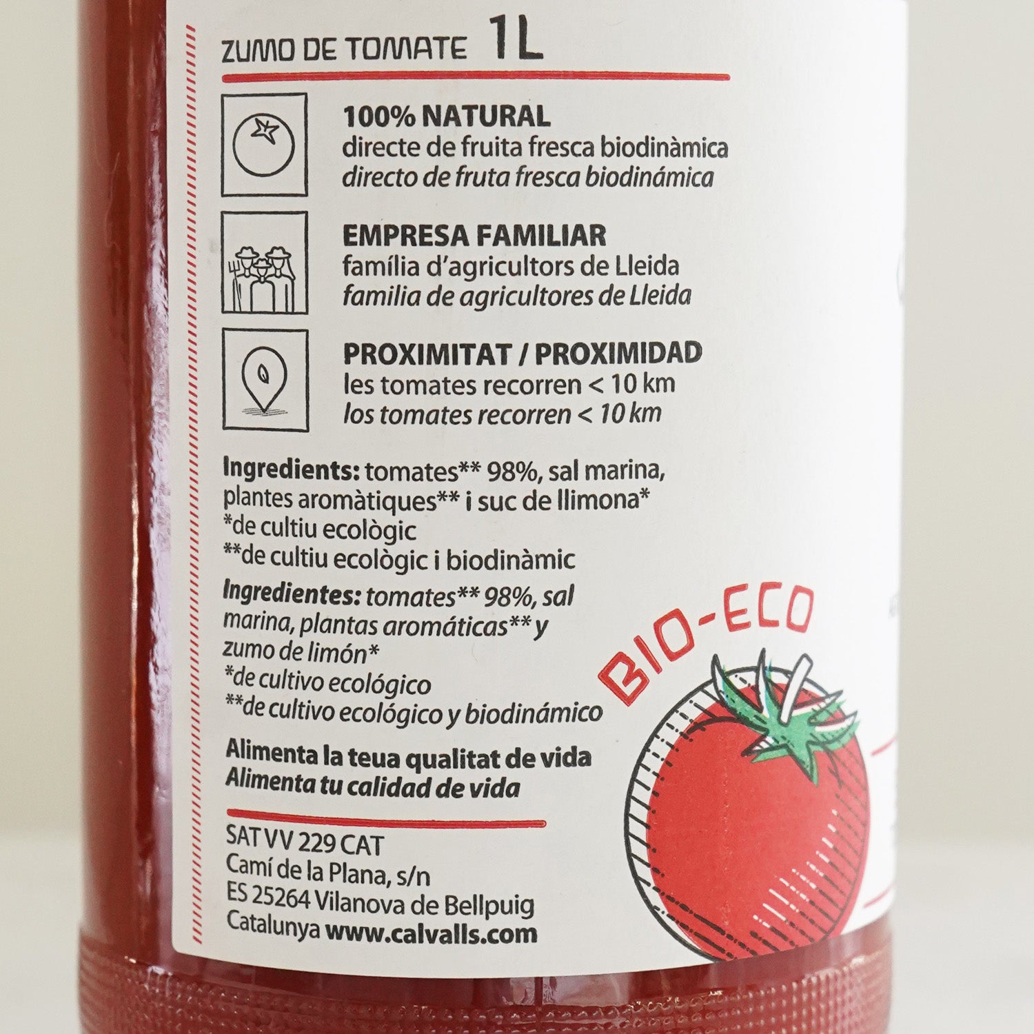 Trasera botella de cristal de zumo de tomate ecológico de la marca cal valls