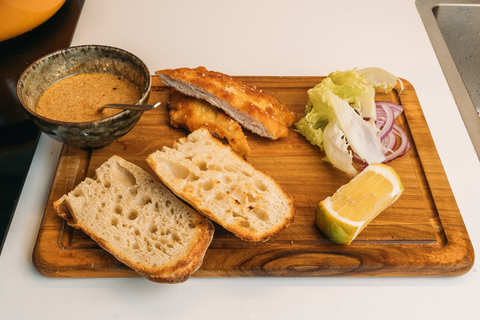 Bocadillo de pollo empanado