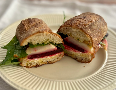 BOCADILLO DE MIZUNA, QUESO, REMOLACHA Y NABO