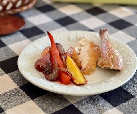 Pollo asado con tubérculos al horno