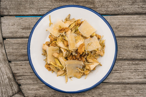 Ensalada de alcachofas crudas, nueces y Galmesán