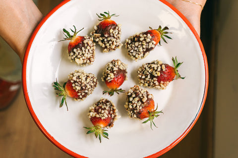 Fresas cubiertas en chocolate y almendras