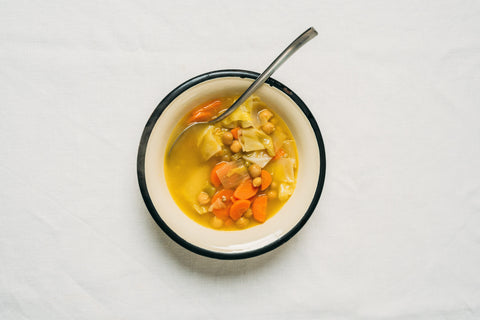 Garbanzos con repollo, zanahorias y piparras