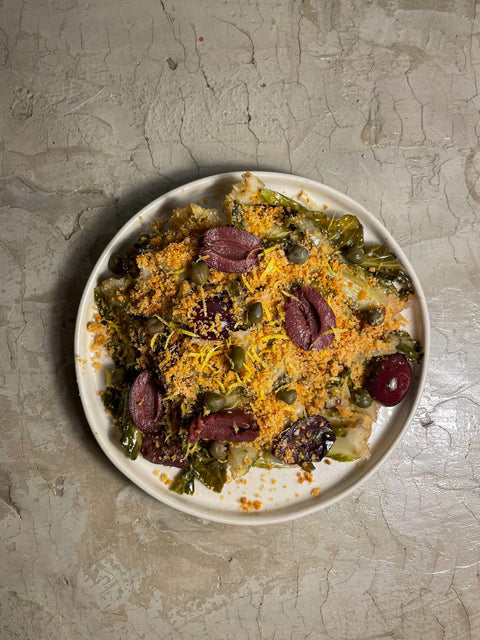 Hojas de coliflor, alcaparras y aceitunas