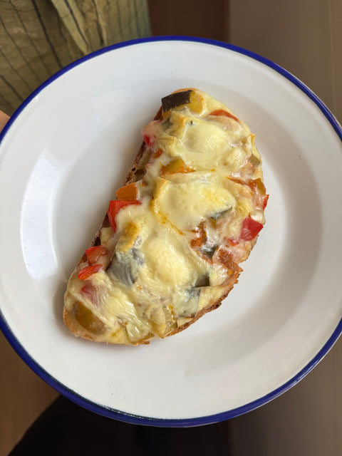 Tostada de pisto y queso gratinado