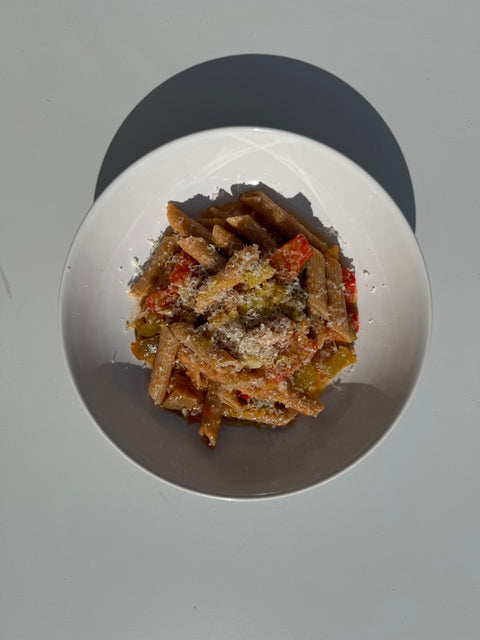 Pasta con pisto y galmesán