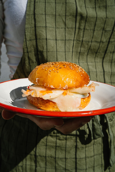 Pan de hamburguesa con kimchi y queso
