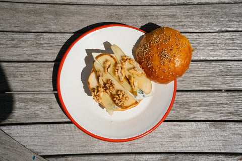 Pan de hamburguesa con queso azul, peras y nueces
