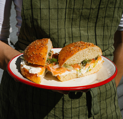 Pan de hamburguesa con salmón, queso crema y alcaparras