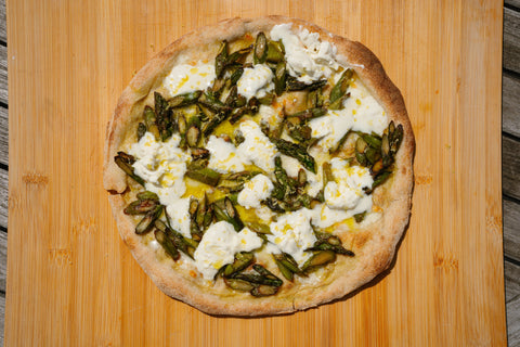 Pizza de espárragos trigueros, burrata y limón