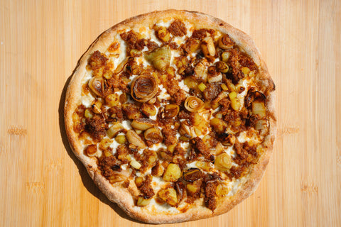 Pizza de patatas, puerros y mozzarella