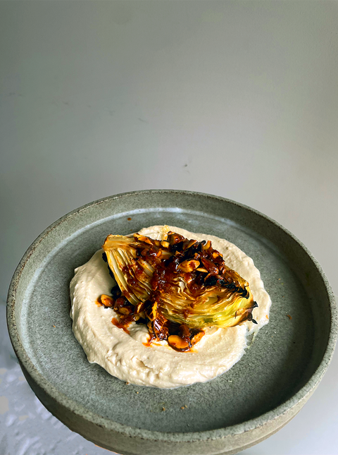 Repollo asado con tofu ahumado, crema de tahini y miso