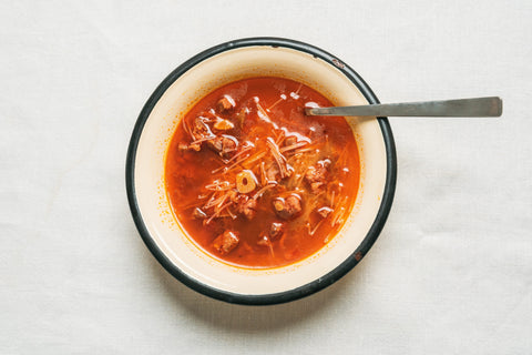 Sopa con base de ajo, pimentón y chorizo