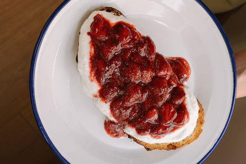 Tostada con fresas y vinagre balsámico