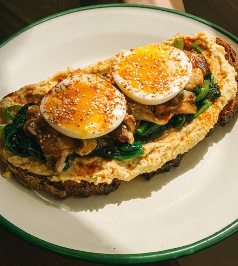 Tostada de hummus, huevo duro, shiitake y espinacas