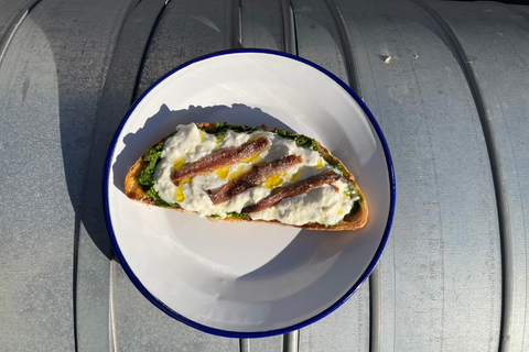 Tostada de pesto, burrata y anchoas
