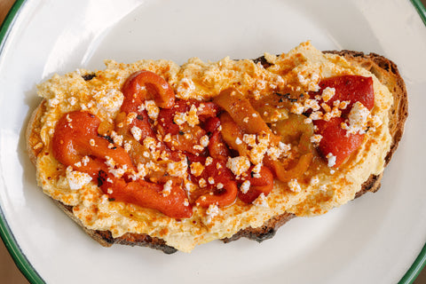 Tostada de pimientos y queso feta