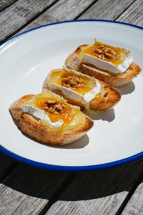 Tostadas con queso Camembert, mermelada y nueces