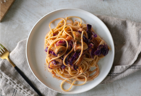 PASTA CON LOMBARDA, CHAMPIÑONES Y TOMATE