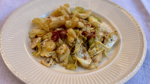 Plato de repollo salteado con ajos confitados