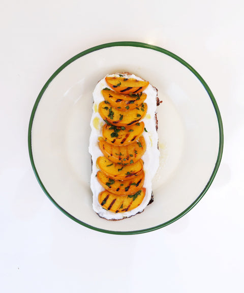 Tostada de melocotón, queso fresco y miel