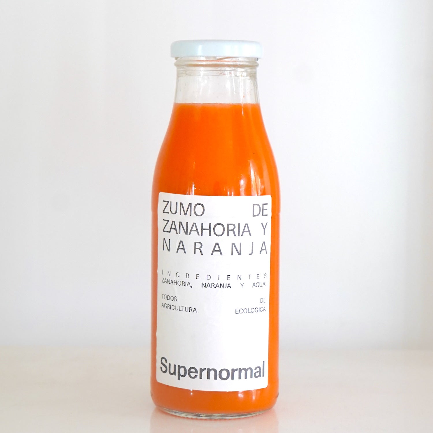 Botella de cristal de zumo de zanahoria y naranja ecológico