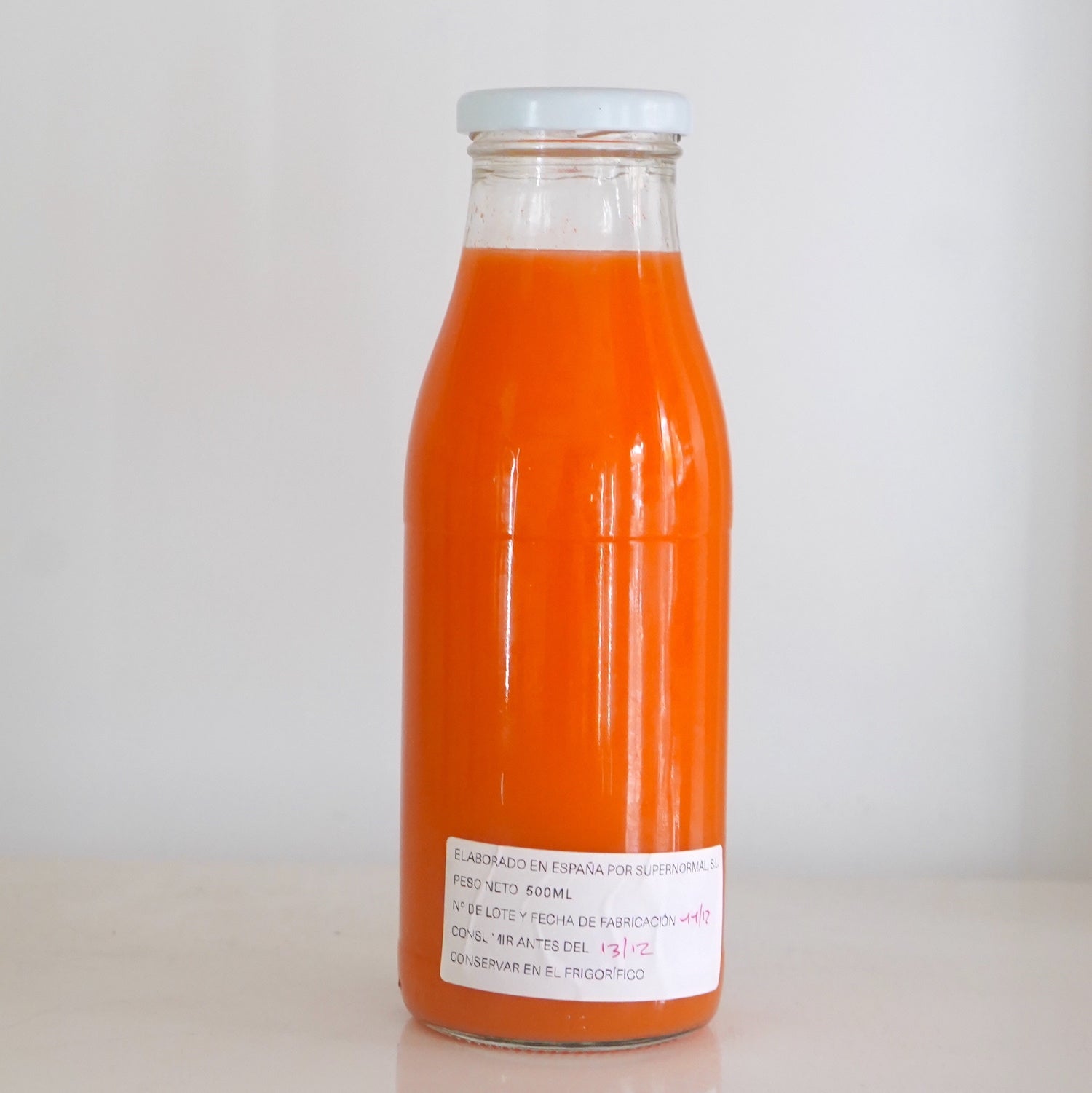 Reverso de botella de zumo de naranja y zanahoria ecológico