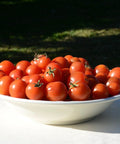 Cuenco con tomates cherry redondos