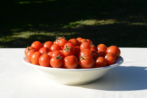 Cuenco con tomates cherry redondos