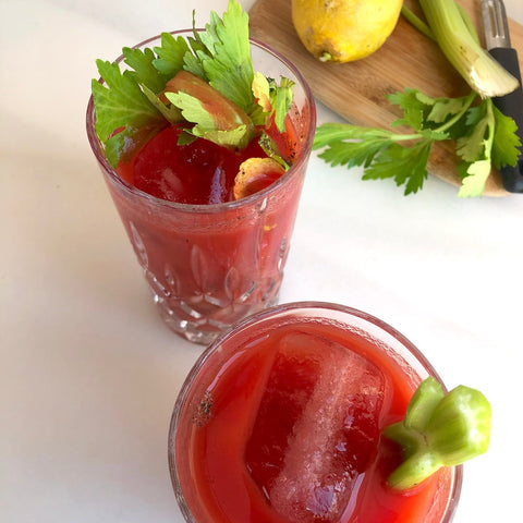 Dos vasos de cristal con zumo de tomate 