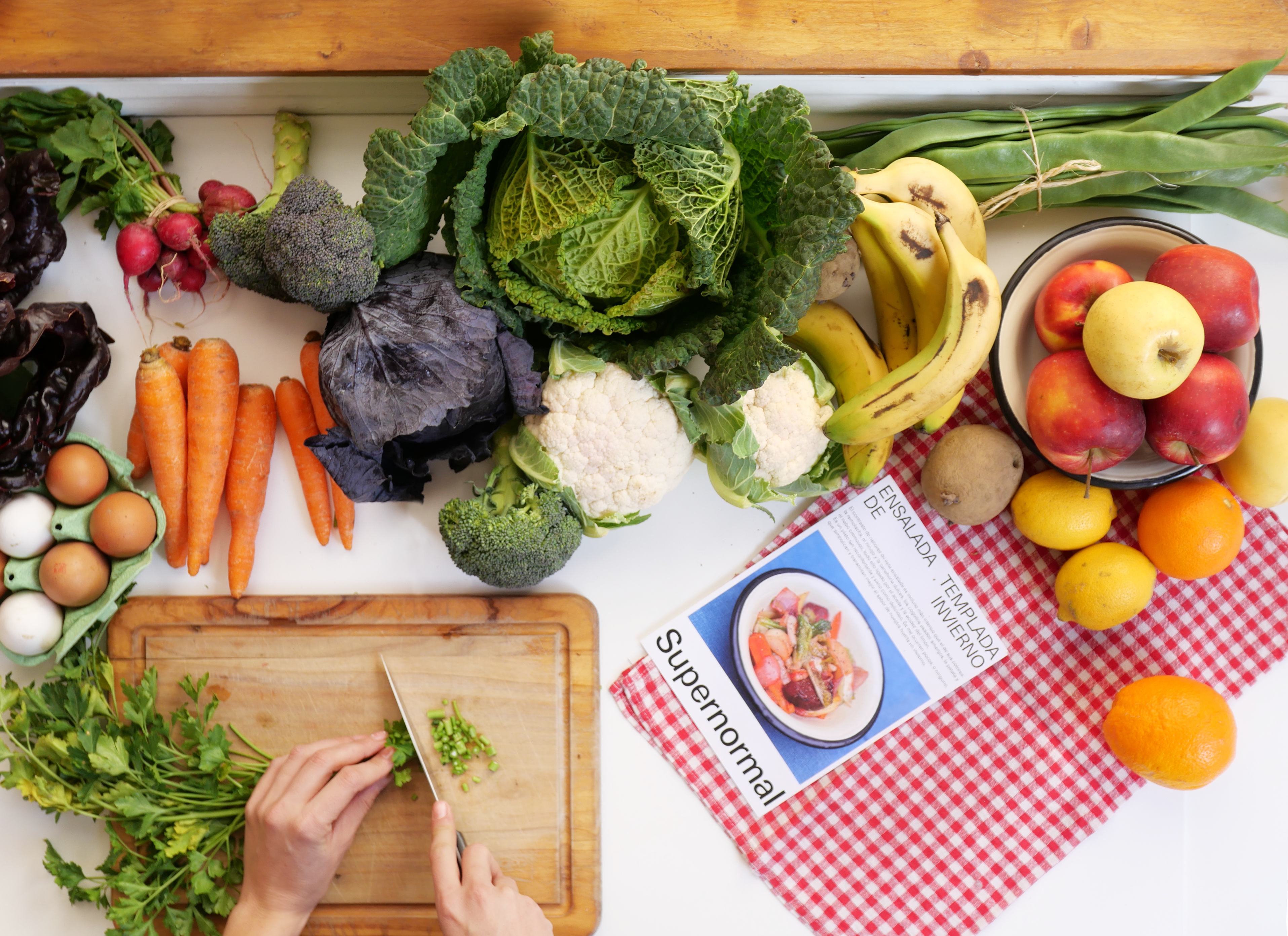 Frutas y verduras ecológicas sobre una mesa