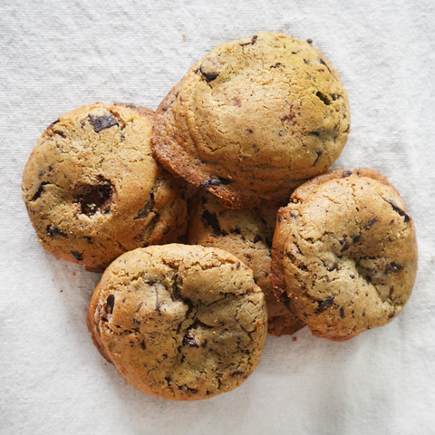 Varias cookies con pepitas de chocolate