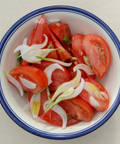 Ensalada de tomate y cebolleta