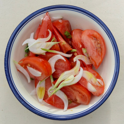 Ensalada de tomate y cebolleta