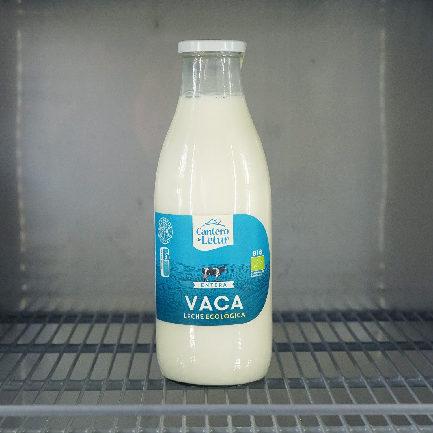 Botella de cristal de un litro con tapa blanca de leche fresca entera