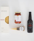 Pack productos italianos que incluye pasta, salsa de tomate, queso y cerveza