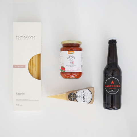 Pack productos italianos que incluye pasta, salsa de tomate, queso y cerveza