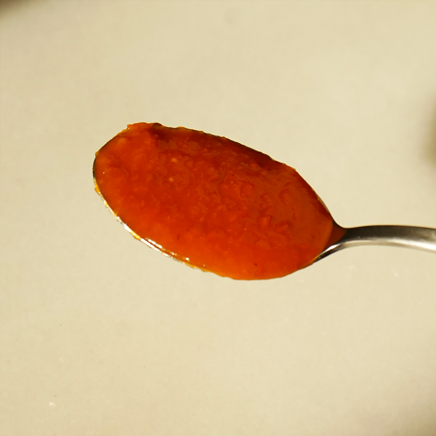 Detalle cuchara con salsa de tomate cherry ecológico