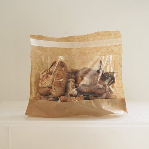 Bolsa de papel con setas shiitake ecológicas