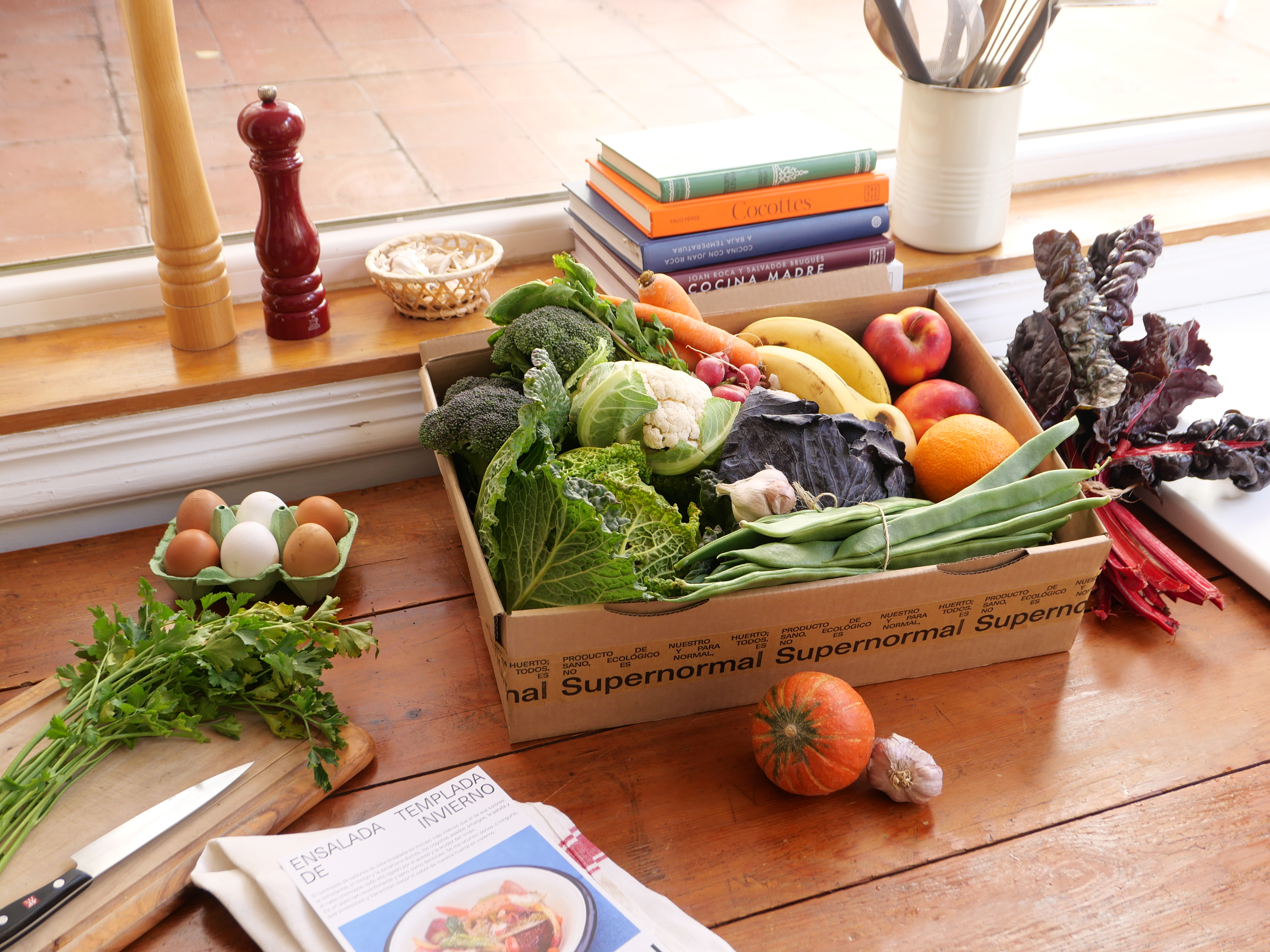 cesta frutas y verduras sobre mesa de madera