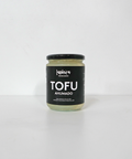 Tarro de cristal con tofu ahumado ecológico