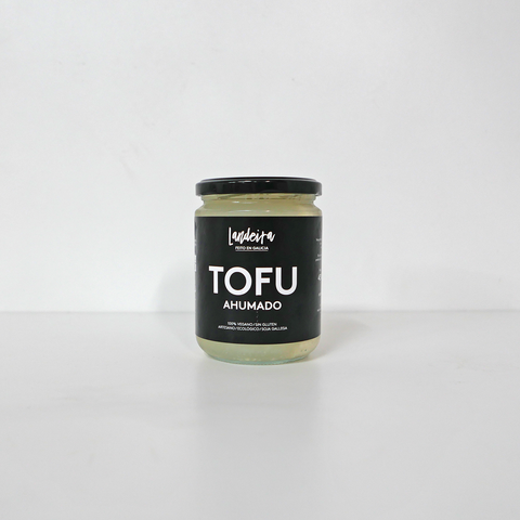 Tarro de cristal con tofu ahumado ecológico